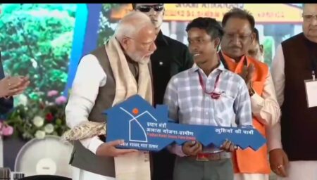*प्रधान संपादक श्री धर्मेंद्र शर्मा की विशेष खबर-* विशेष पिछड़ी जनजाति पहाड़ी कोरवा हितग्राही जगतपाल बिलासपुर में आयोजित प्रधानमंत्री के कार्यक्रम में हुए शामिल