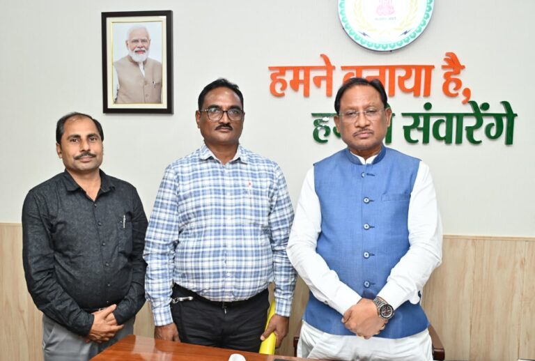 *प्रधान संपादक धर्मेंद्र शर्मा की विशेष खबर-* भाजपा के वरिष्ट नेता उमाशंकर भगत एवं सावरिया अग्रवाल ने मुख्यमंत्री विष्णु देव साय से की मुलाकात