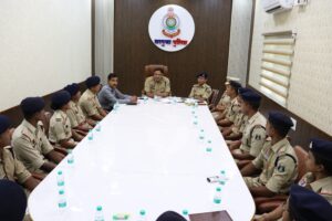 नए प्रशिक्षु सब-इंस्पेक्टर्स को थानों में व्यावहारिक ट्रेनिंग के निर्देश, सरगुजा एसपी ने ली बैठक