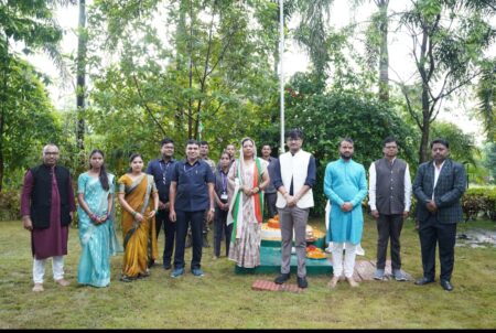 🇮🇳 मुख्यमंत्री निवास बगिया में शान से लहराया तिरंगा क्रांतिकारी पत्रकार वैभव शर्मा की विशेष खबर